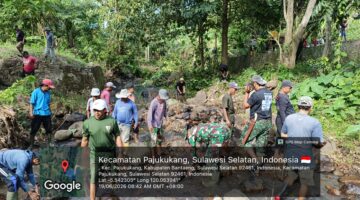 Semangat Gotong Royong, Babinsa Bersama Warga Bangun Jembatan Penghubung di Salekoa