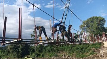Perkuat Konektivitas Antarwilayah, Kodim 1410/Bantaeng Kebut Pemasangan Lantai Jembatan Gantung Garuda
