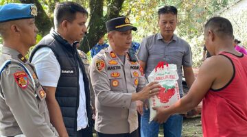 Dokumentasi Foto Kegiatan Polsek Salapian Berikan Bantuan kepada Masyarakat Korban Kebakaran 