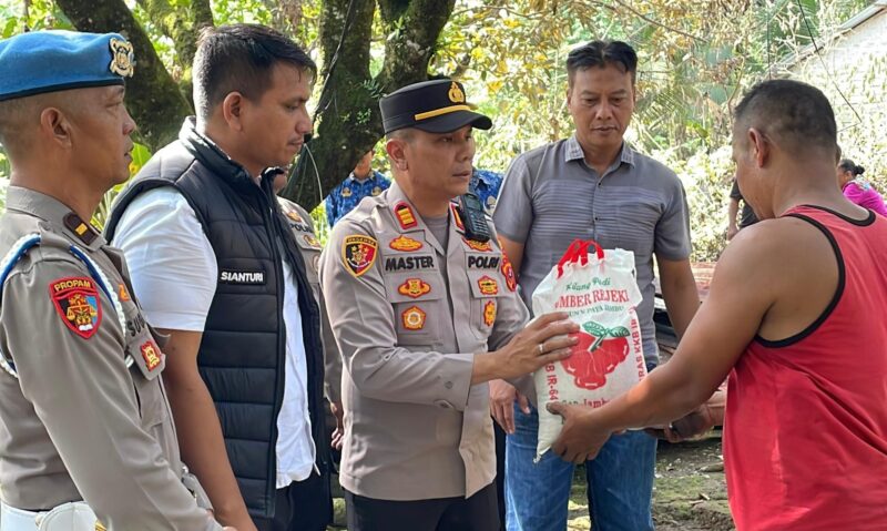 Dokumentasi Foto Kegiatan Polsek Salapian Berikan Bantuan kepada Masyarakat Korban Kebakaran 