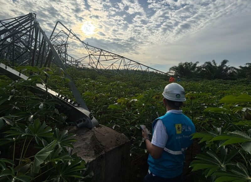 Dokumentasi Foto Istimewa PT PLN Persero Lakukan Perbaikan di Areal Dampak Cuaca Ekstrem 