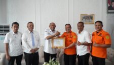 Dokumentasi Foto Basarnas Memberikan Penghargaan kepada Bupati Langkat H Syah Afandin 