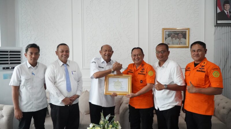 Dokumentasi Foto Basarnas Memberikan Penghargaan kepada Bupati Langkat H Syah Afandin 