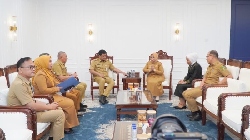 Suasana Arahan dari Gubernur Sumut Bobby Nasution kepada Pelaksana Tugas Bupati Langkat Tiorita Br Surbakti di Ruang Kerja Dinas Gubernur 