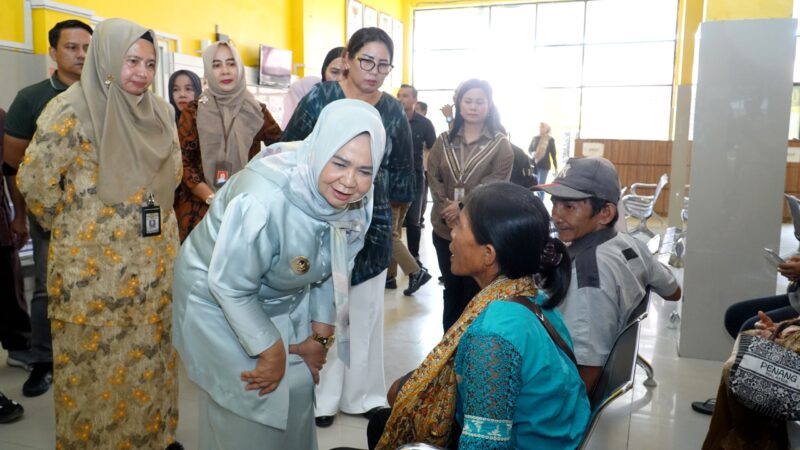 Dokumentasi Foto Kegiatan Plt Bupati Langkat Tiorita Surbakti di Rumah Sakit' Umum Daerah Tanjung Pura