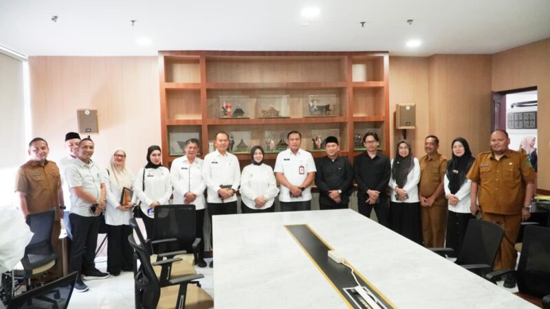 Dokumentasi Foto Kegiatan Plt Bupati Langkat Tiorita Surbakti Bersama Tim Penanganan Banjir Kabupaten Langkat 