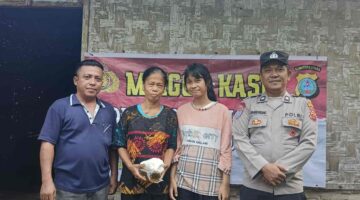 Polsek Medang Deras Gelar Minggu Kasih – AIPTU Freddi Manurung Berikan Sembako Kepada Ibu M. Boru Manurung di Dusun Tapian Nauli