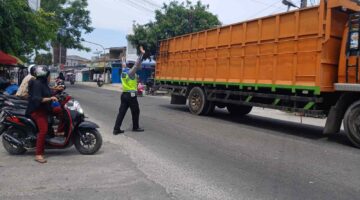 Satlantas Polres Batu Bara lakukan gatur siang di Simpang T.Merah – lalu lintas berjalan aman dan lancar