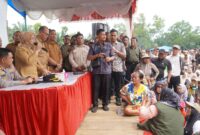 Dokumentasi Foto Kegiatan Plt Bupati Langkat Tiorita Surbakti di Besitang Demo Korban Banjir Tuntut Bantuan Pusat