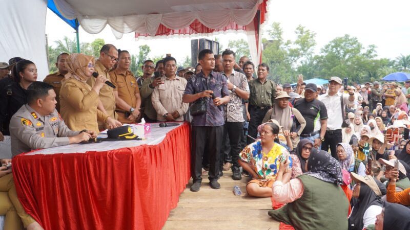 Dokumentasi Foto Kegiatan Plt Bupati Langkat Tiorita Surbakti di Besitang Demo Korban Banjir Tuntut Bantuan Pusat