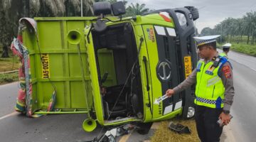 Truk Tronton Terguling di Jalinsum Sergai Usai Hindari Genangan Air, Sopir Luka Ringan