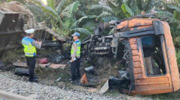 Dump Truk Tertabrak KA Putri Deli di Perlintasan Tanpa Plang Perbaungan, Sopir Tewas