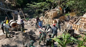 Jembatan Gantung Untuk Rakyat, Personel Kodim 1410/Bantaeng Bersama Masyarakat Gotong Royong Cor Pondasi
