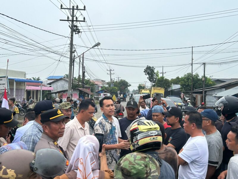 Dokumentasi Foto Kegiatan Masyarakat Desa Sambirejo Demo Pengaspalan Jalan Hotmix Martono Gerak Cepat Tanggapi Keluhan Masyarakat 