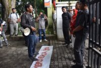 Dokumentasi Foto Kegiatan Adi Nugraha di Depan Kantor DPRD Kabupaten Langkat 