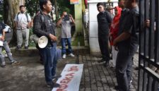 Dokumentasi Foto Kegiatan Adi Nugraha di Depan Kantor DPRD Kabupaten Langkat