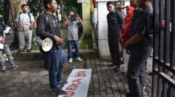 Dokumentasi Foto Kegiatan Adi Nugraha di Depan Kantor DPRD Kabupaten Langkat 