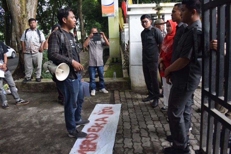 Dokumentasi Foto Kegiatan Adi Nugraha di Depan Kantor DPRD Kabupaten Langkat 