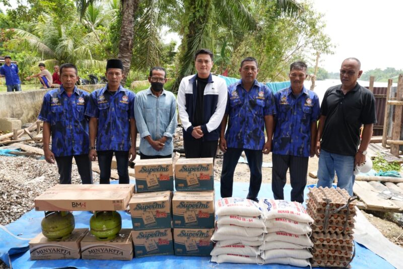 Dokumentasi Foto Kegiatan Pimpinan DPRD Provinsi Sumut Ricky Anthony Berikan Bantuan Korban Kebakaran di Desa Pematang Cengal 