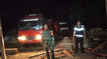 Gerak Cepat Babinsa Kodim 1410/Bantaeng Bersama Damkar dan Warga Padamkan Kebakaran Ampas Somel