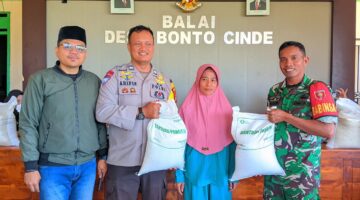 Babinsa Kodim 1410/Bantaeng dan Bhabinkamtibmas Bersinergi Kawal Penyaluran Bantuan Pangan Beras Bagi KPM