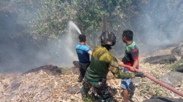 Babinsa Kodim 1410/Bantaeng Bersama Tim Gabungan Sigap Jinakkan Kebakaran Lahan di Bonto Langkasa