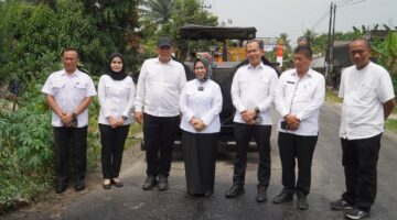 Dokumentasi Foto Kegiatan Plt Bupati Langkat Tiorita di Pengaspalan Jalan Secanggang Stabat Kampung Nangka