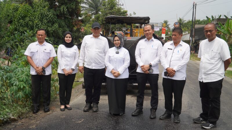 Dokumentasi Foto Kegiatan Plt Bupati Langkat Tiorita di Pengaspalan Jalan Secanggang Stabat Kampung Nangka 