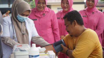 Hari Kesatuan Gerak Bhayangkari ke-74, Kapolres Aceh Tenggara Gelar Bakti Kesehatan dan Bakti Sosial