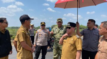 Bersama Bupati dan Dandim 1015, Kapolres Kotim Pantau pembuatan Sekat Kanal di kawasan Bandara, cegah Karhutla meluas.
