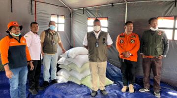 Pengungsi Sinabung Terima Bantuan Beras, Bulog Karo Turut Bagikan Masker