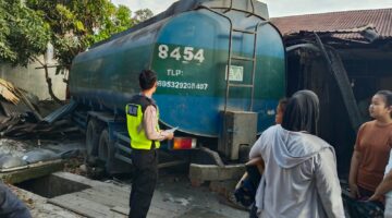Diduga Mengantuk, Truk Tangki Hantam Rumah Warga di Perbaungan Sergai