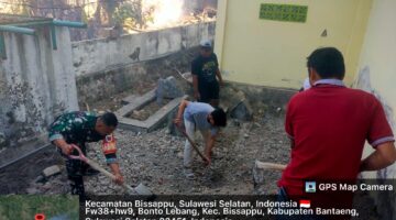 Babinsa Bonto Jaya Bersama Warga Gotong Royong Ratakan Timbunan di Sekitar Masjid Nurul Yakin