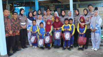 Sentuhan Kasih di Hari Jadi: Polwan Polres Bantaeng Berbagi Kebahagiaan dengan Siswa SD Terpencil