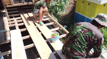 Tak Kenal Lelah, Personel Kodim 1410/Bantaeng Bersama Masyarakat Rehabilitasi RTLH di Letta Terus dikebut