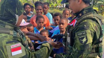 Tingkatkan semangat belajar anak Papua,Prajurit Satgas Pamtas RI-PNG Kewilayahan Yonif 645/GTY Bagikan Alat Tulis untuk Siswa SD Inpres Eragayam