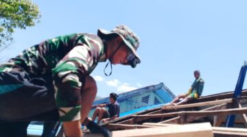 Hari ke-16 Bedah LKSA Al-Murahamah, Atap Capai 85 Persen, Anak Panti Ikut Kerja Bersama Prajurit