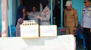 Polres Bantaeng Kembali Melakukan Kegiatan Rutin Bakti Sosial Polisi Peduli Berupa Pembagian Sembako embak