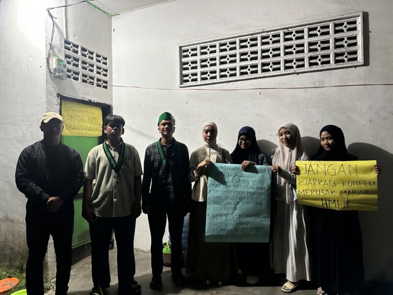 Dokumentasi Foto Tiga Komisariat Menyegel Kantor HMI Cabang Langkat di Stabat 