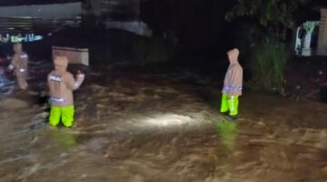 Polsek Bambel Respon Cepat, Lakukan Pengamanan Banjir di Desa Kuning I, Jalan Nasional Sempat Tergenang Air