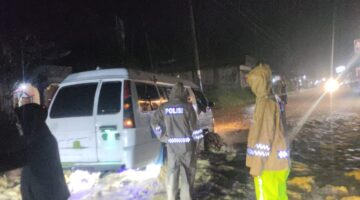 Polsek Bambel Respon Cepat, Lakukan Pengamanan Banjir di Desa Kuning I, Jalan Nasional Sempat Tergenang Air