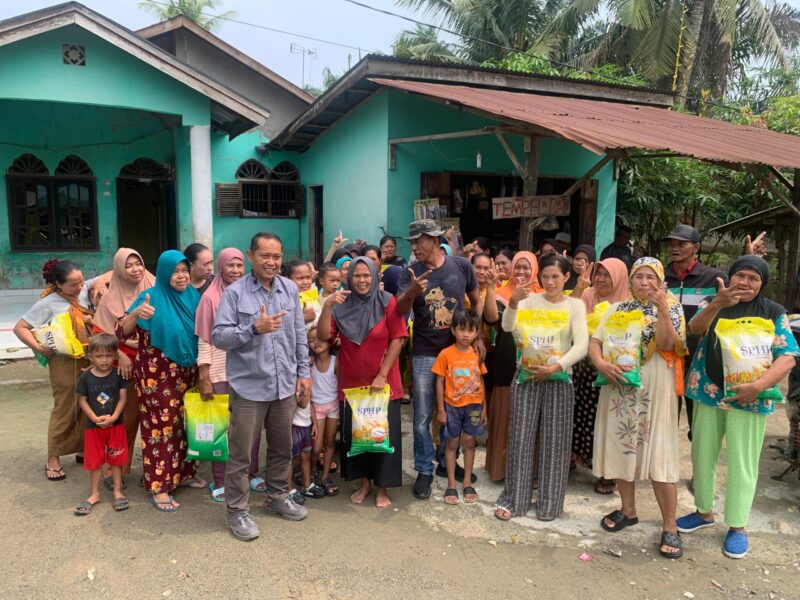 Dokumentasi Foto Kegiatan SKK Migas EMP Gebang Limited Berbagi Kasih Kepada Korban Banjir di Desa Pekubuan Tanjung Pura 