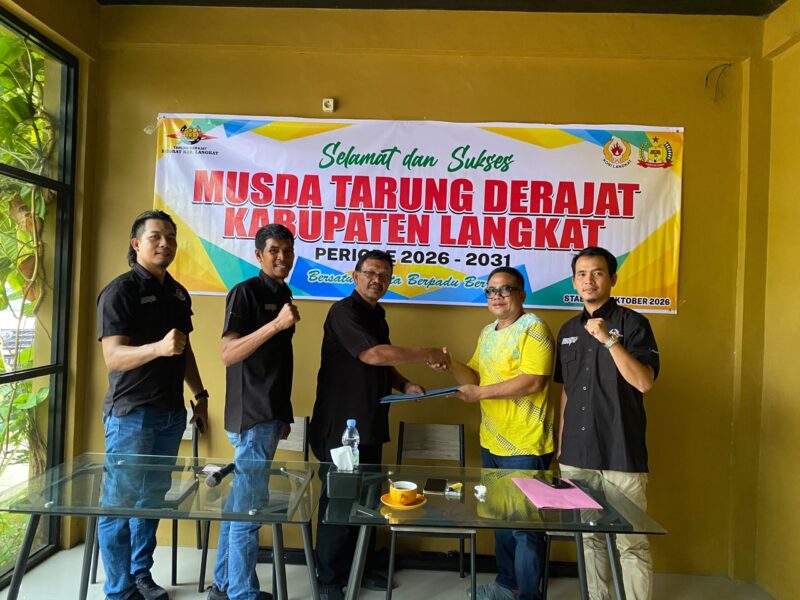 Dokumentasi Foto Kegiatan Penerimaan Mandat KODRAT kepada Edi Antoni Sinuraya selaku Ketua Terpilih 