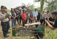 Dokumentasi Foto Kegiatan Kapolres Langkat AKBP Hannry PH Tambunan Bersama BNN, Polisi Militer AD, Forkopimda Kabupaten Langkat Gerebek Sarang Narkoba di Desa Karang. Anyar