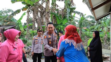 Kapolres Batu Bara Bantu Bangun Kembali Rumah Warga Korban Puting Beliung, Salurkan Peralatan Rumah Tangga dan Sembako