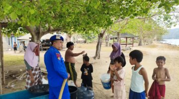 KAPAL POLISI XXI-2007 DITPOLAIRUD POLDA NTB SALURKAN 1,7 TON AIR BERSIH UNTUK MASYARAKAT PESISIR SEKOTONG
