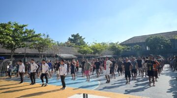 TINGKATKAN KEBUGARAN JASMANI, LAPAS LABUHAN RUKU LAKSANAKAN SENAM PAGI BERSAMA DI LAPANGAN LAPAS