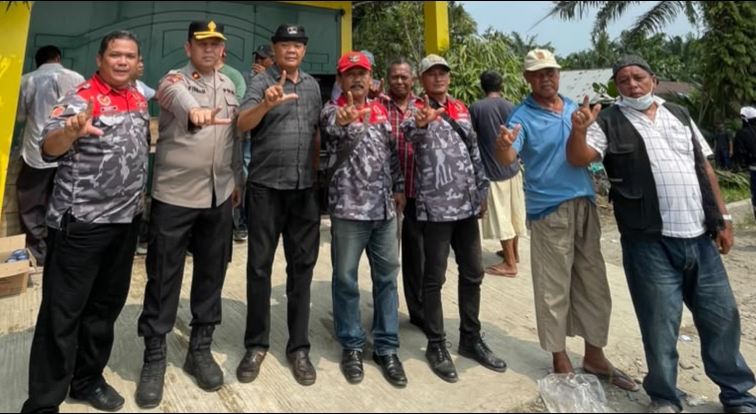 Dokumentasi Foto Kegiatan Demo Masyarakat Bersama LSM GMAS di Kecamatan Secanggang Terkait Jalan  Pasar XII 