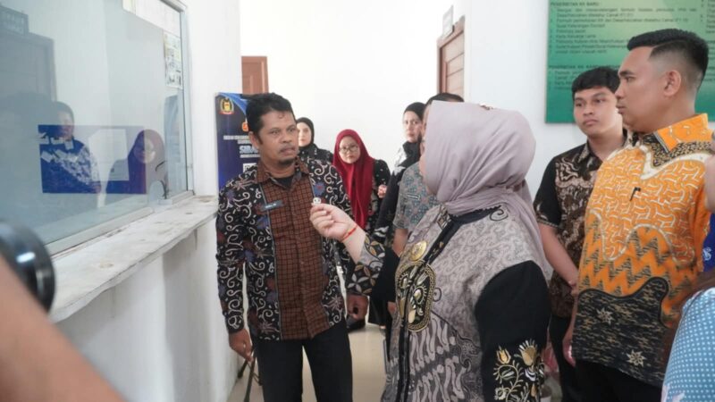 Dokumentasi Foto Kegiatan Plt. Bupati Langkat Tiorita Surbakti di Sidak Kantor Kecamatan Hinai 