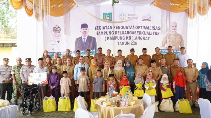 Dokumentasi Foto Kegiatan Bupati Langkat Tiorita Surbakti di Desa Tanjung Mulia Gebyar KB 